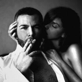 Frau und brutaler Mann, der seinen Penis vergrößert hat.