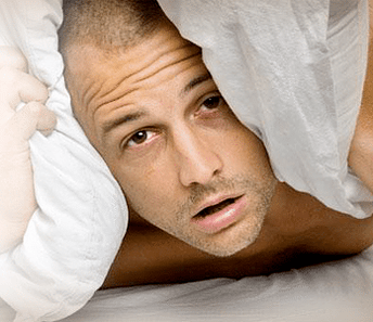 verärgerter Mann, der seinen Penis vergrößern will