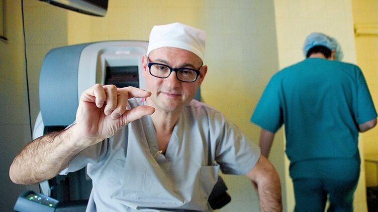 Der Arzt zeigt einem kleinen Penis, wie man ihn mit einer Pumpe vergrößert