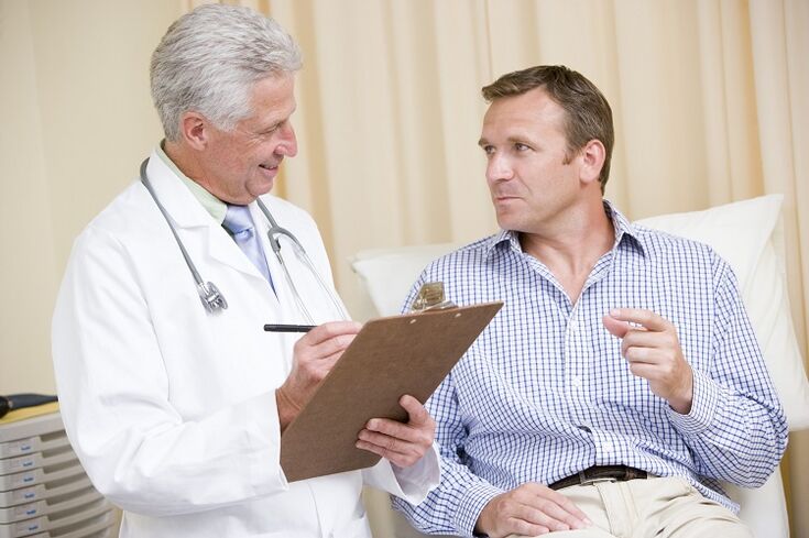 Arzt und Patient vor einer Penisvergrößerungsoperation.